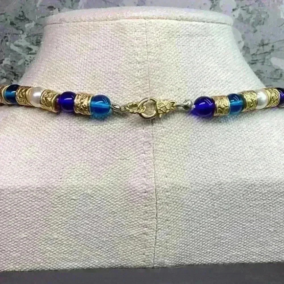Vintage Glass Necklace with Gold Detailing - Picture 2 of 3